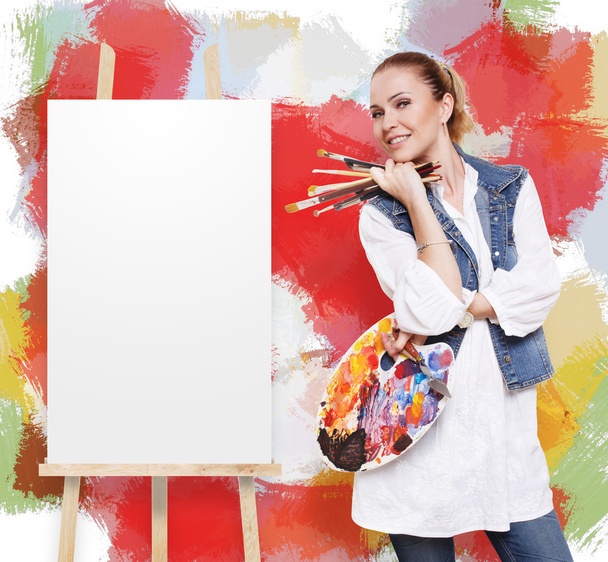 Γυναίκα καλλιτέχνης με βούρτσες, παλέτα και αντίγραφο χώρου - Φωτογραφία, εικόνα