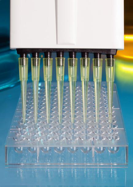 Pipetting plaat experiment - Foto, afbeelding