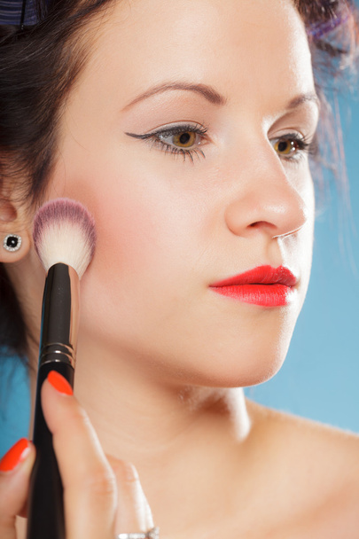 woman applying rouge blush makeup - Φωτογραφία, εικόνα