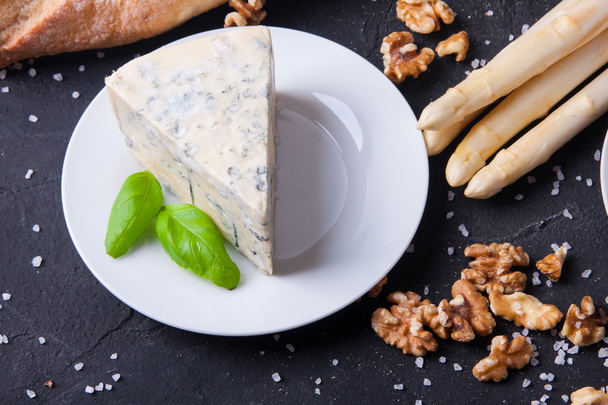 Kék sajt és camembert-lemezek - Fotó, kép