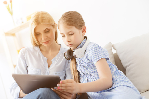 Mother and daughter using digital tablet - Zdjęcie, obraz
