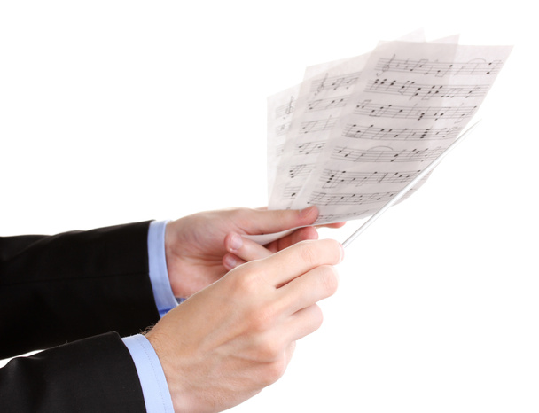 μουσική μαέστρος χέρια με τη σκυτάλη και σημειώσεις που απομονώνονται σε λευκό - Φωτογραφία, εικόνα