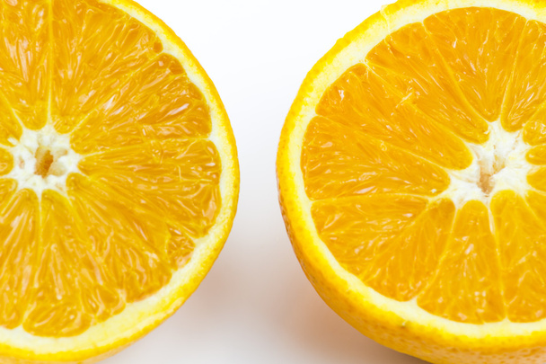 Beyaz bir arka planda turuncu yarım meyve - Fotoğraf, Görsel