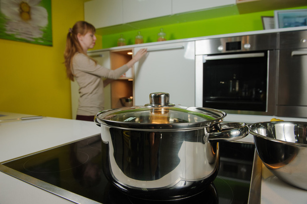 Кастрюля на электрической плите на кухне
 - Фото, изображение