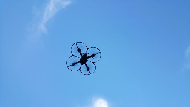 Schwarze Drohne schwebt in blauem Himmel - Foto, Bild