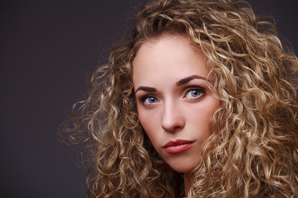 Portrait of woman with curly hair - Foto, afbeelding