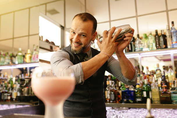 Barman robi koktajl w klubie nocnym. - Zdjęcie, obraz