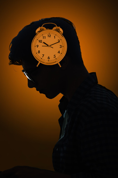 Concepto de falta de plazos con el hombre y el reloj
 - Foto, Imagen