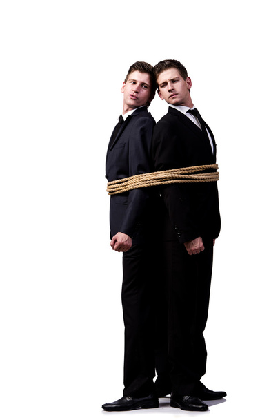 Dvojčata svázal provazem izolovaných na bílém - Fotografie, Obrázek
