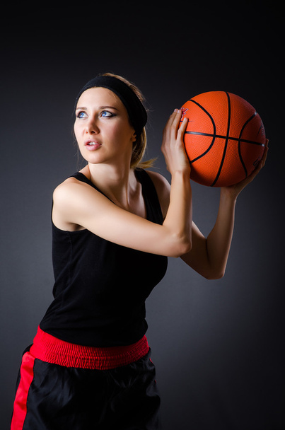 Frau mit Basketball im Sportkonzept - Foto, Bild