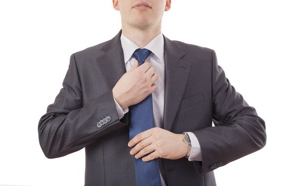 Επιχειρηματίας προσαρμόζοντας το λαιμό γραβάτα απομονωμένη σε λευκό φόντο  - Φωτογραφία, εικόνα