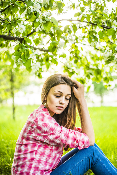 girl sitting down under tree - Valokuva, kuva