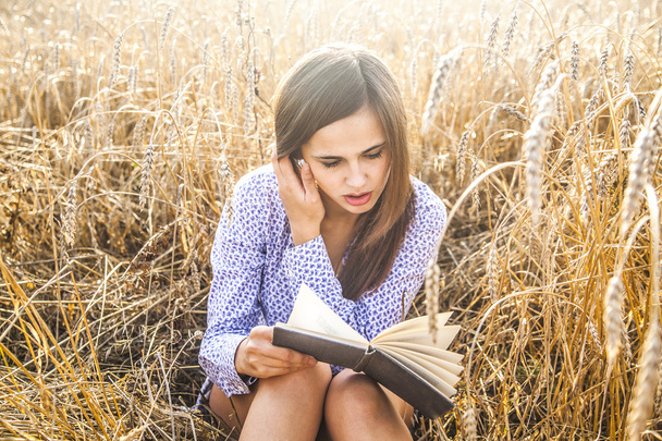 νεαρή γυναίκα που διαβάζει  - Φωτογραφία, εικόνα