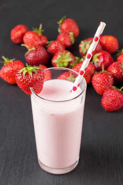 Strawberry yogurt in the glass - Photo, Image