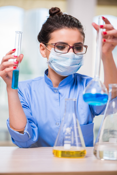 Женщина-врач проводит химические тесты в лаборатории - Фото, изображение