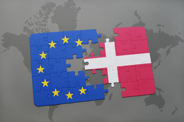 世界地図背景にデンマークと欧州連合の国旗パズルします。. - 写真・画像