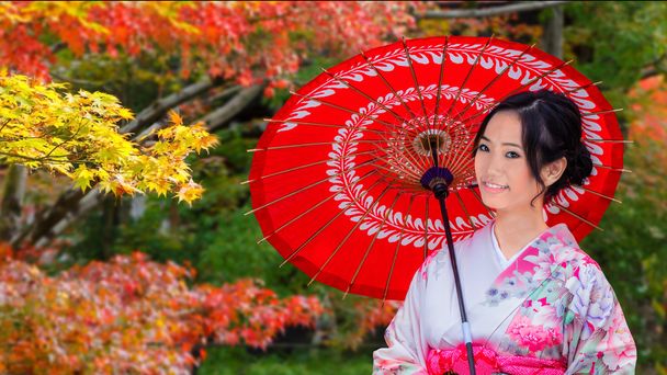 Jovem mulher japonesa em um jardim japonês no outono
 - Foto, Imagem