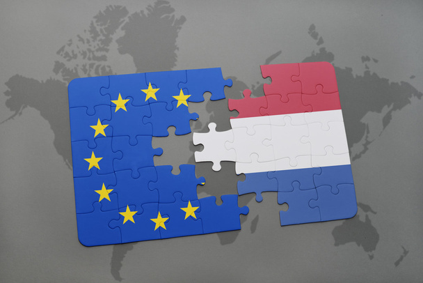 rompecabezas con la bandera nacional de los Países Bajos y la unión europea en un mapa del mundo fondo
. - Foto, imagen