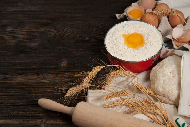 Pão, farinha, ovos, leite, pastelaria, orelhas, rolo - no fundo de madeira vintage
. - Foto, Imagem
