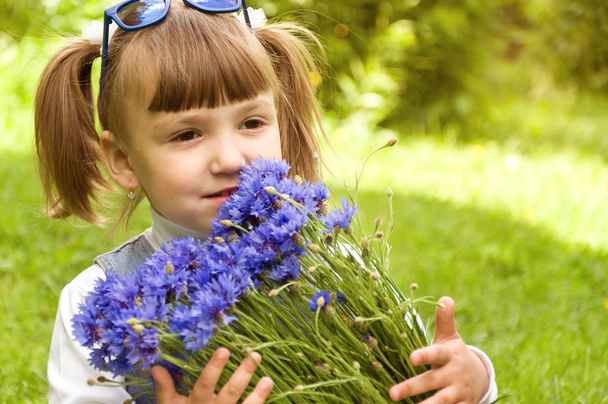kleines Mädchen mit einem Blumenstrauß - Foto, Bild