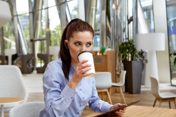 Young businesswoman drinking coffee - Foto, imagen