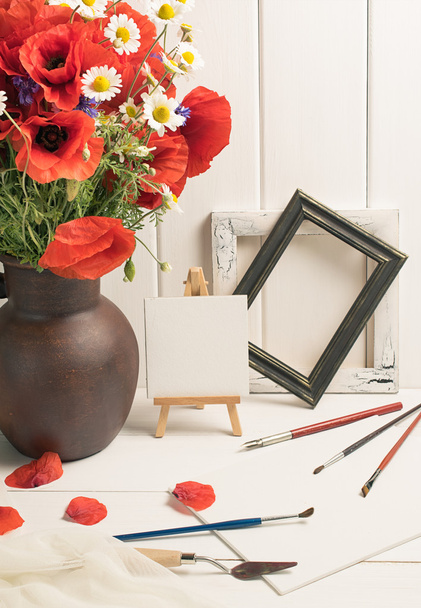 Art workshop with artistic equipment and composition poppies in  - Fotoğraf, Görsel