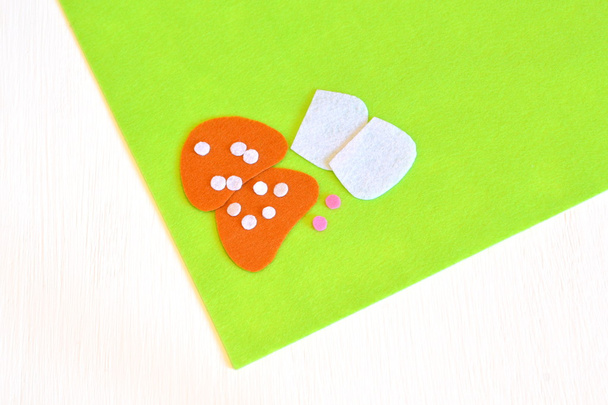 Листи, фетрові деталі - швейний набір для повстяних іграшкових грибів. Дитячі ремесла
 - Фото, зображення
