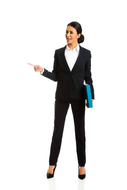 Businesswoman pointing to the left - Photo, image