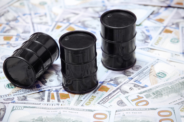 Нефтяные бочки на фоне доллара США
 - Фото, изображение