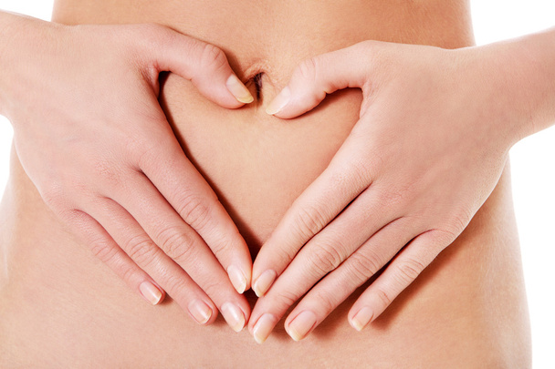 Lichaamsverzorging, zwangerschap dieet concept, vrouw hand in hand op de maag. - Foto, afbeelding