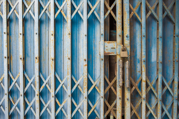 The rusty steel door with lock - Fotoğraf, Görsel