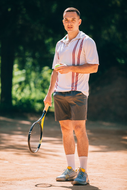 Uomo che gioca a tennis all'aperto
 - Foto, immagini