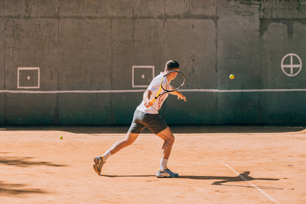 Τένις παίκτης αθλείστε σε εξωτερικούς χώρους - Φωτογραφία, εικόνα