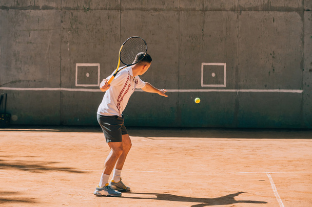 Теннисист тренируется на открытом воздухе
 - Фото, изображение