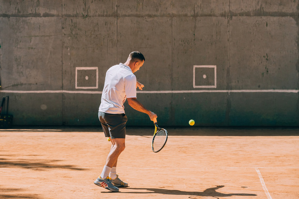 屋外でテニス プレーヤー トレーニング - 写真・画像