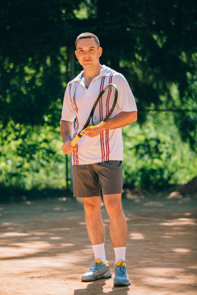 Homme jouant au tennis en plein air
 - Photo, image