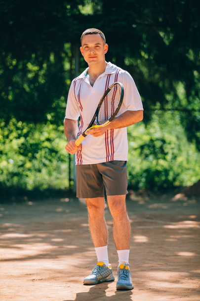 Ο άνθρωπος παίζει τένις σε εξωτερικούς χώρους - Φωτογραφία, εικόνα