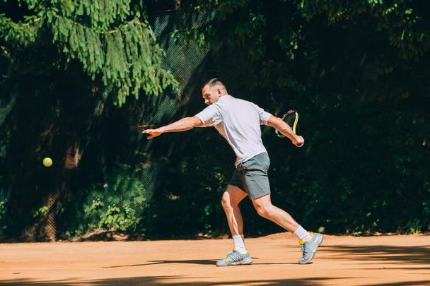 jogador de tênis masculino em ação
 - Foto, Imagem