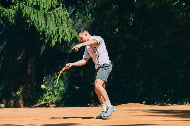 Male tennis player in action - Foto, Bild