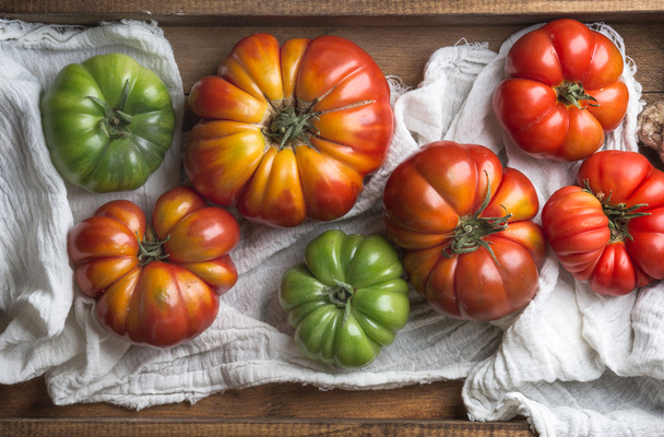 Colorful Heirloom tomatoes - Φωτογραφία, εικόνα