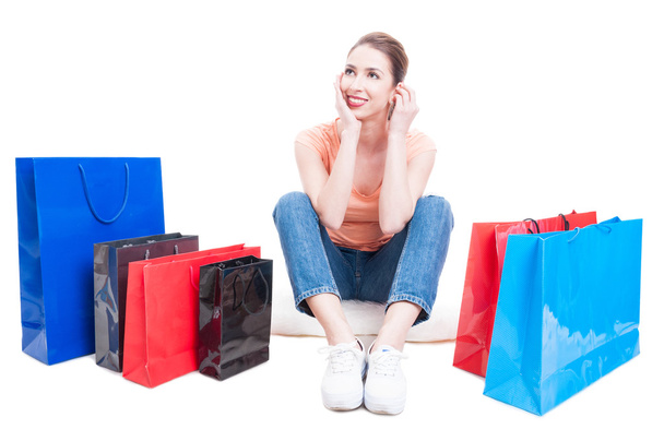 Lady shopper assis autour des sacs à provisions et se sentir coûteux
 - Photo, image