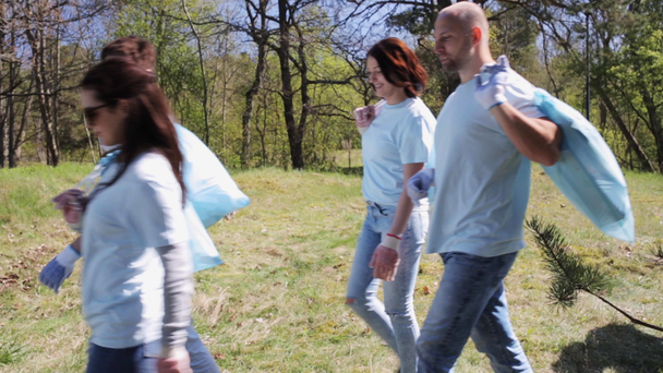 Skupina dobrovolníků s odpadky pytle v parku - Záběry, video
