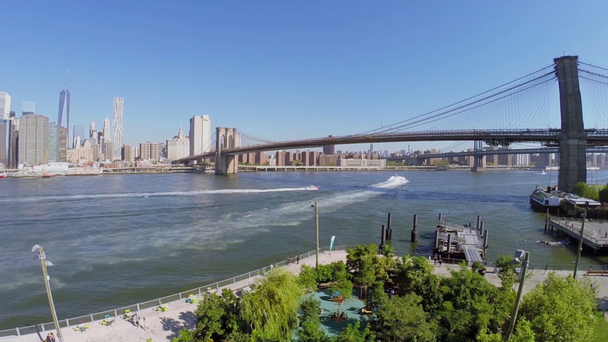 East River com navios perto de Brooklyn Bridge
 - Filmagem, Vídeo