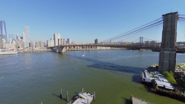 Paisaje urbano con tráfico en el puente de Brooklyn
 - Imágenes, Vídeo