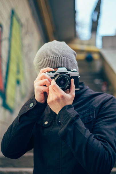 カメラを持つ男性カメラマン - 写真・画像