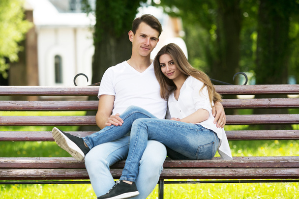muž a žena na lavičce v parku - Fotografie, Obrázek