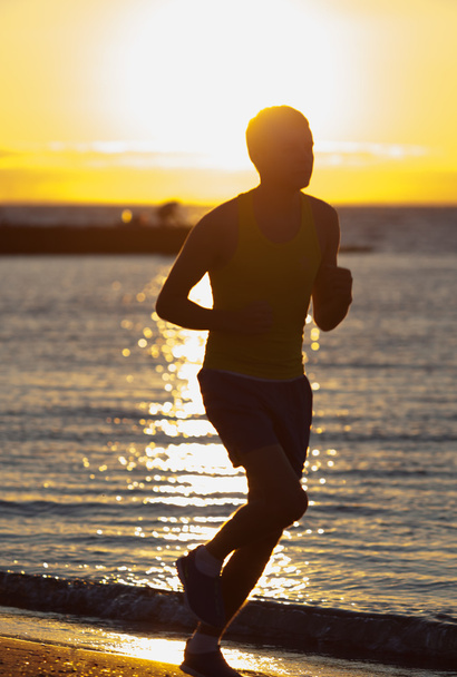 Mies juoksee rannalla - Valokuva, kuva