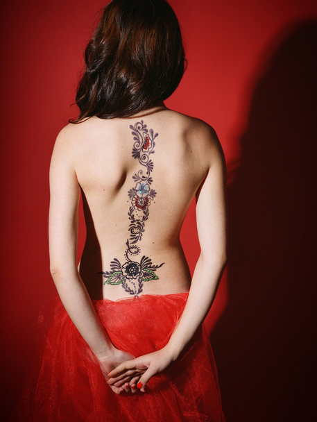 Girl with painted flowers on the bodies with henna - Fotografie, Obrázek