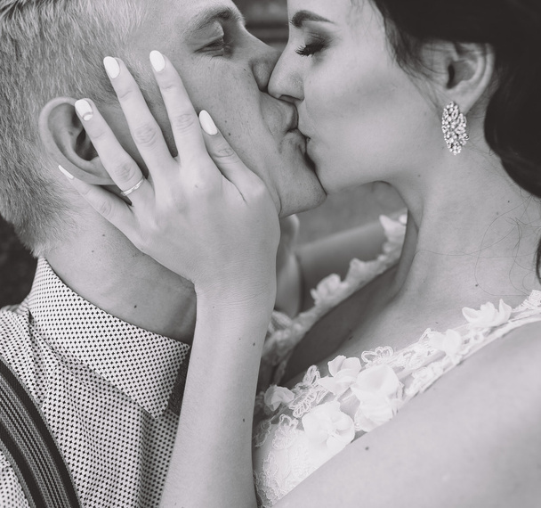 Svatební pár políbit navzájem - Fotografie, Obrázek