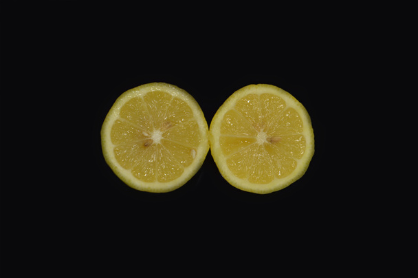 dos mitades de limones amarillos
 - Foto, Imagen